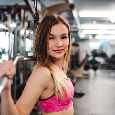 Mädchen trainiert im Fitnessstudio